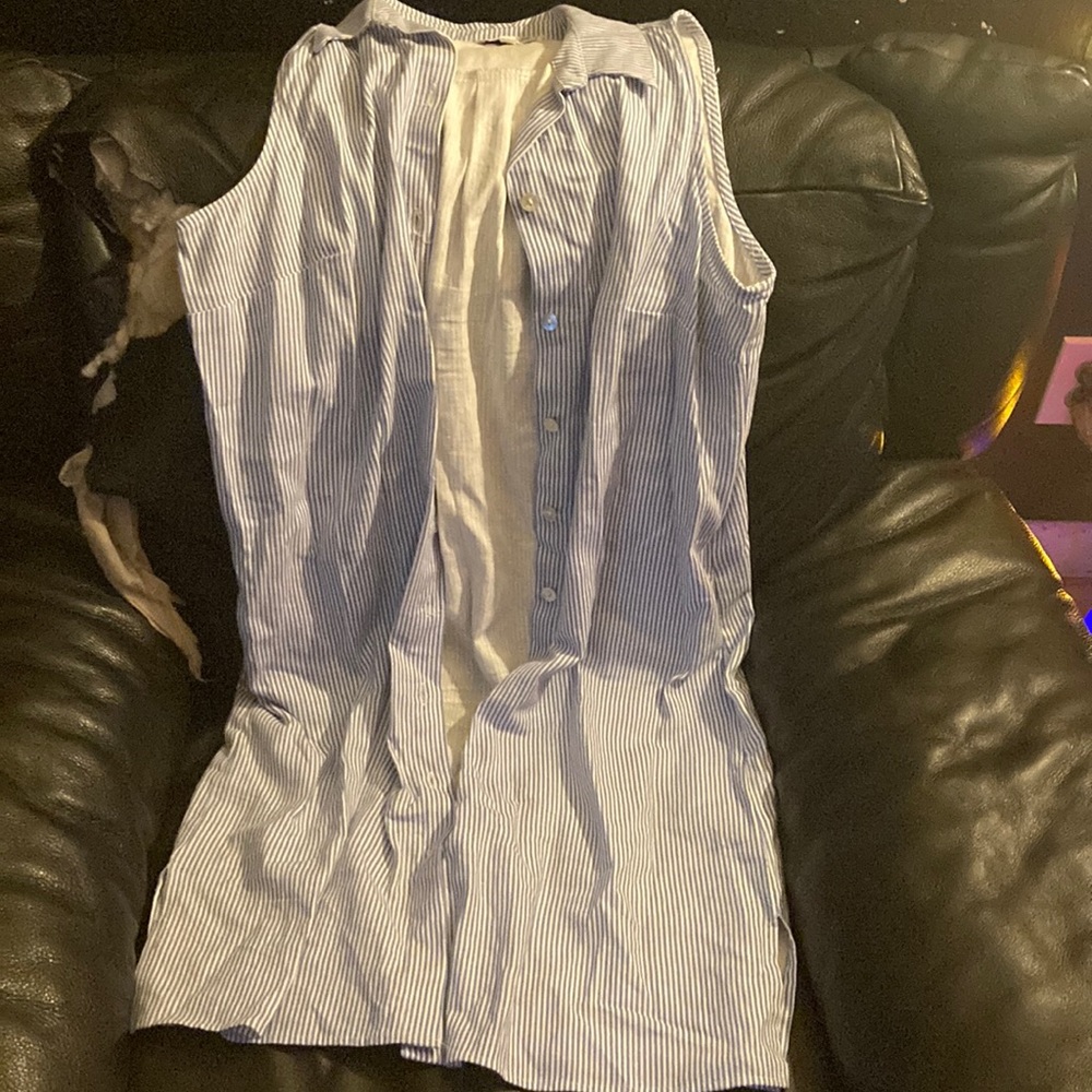 Everlily women’s short sleeve, just below the knee button up blue and white s